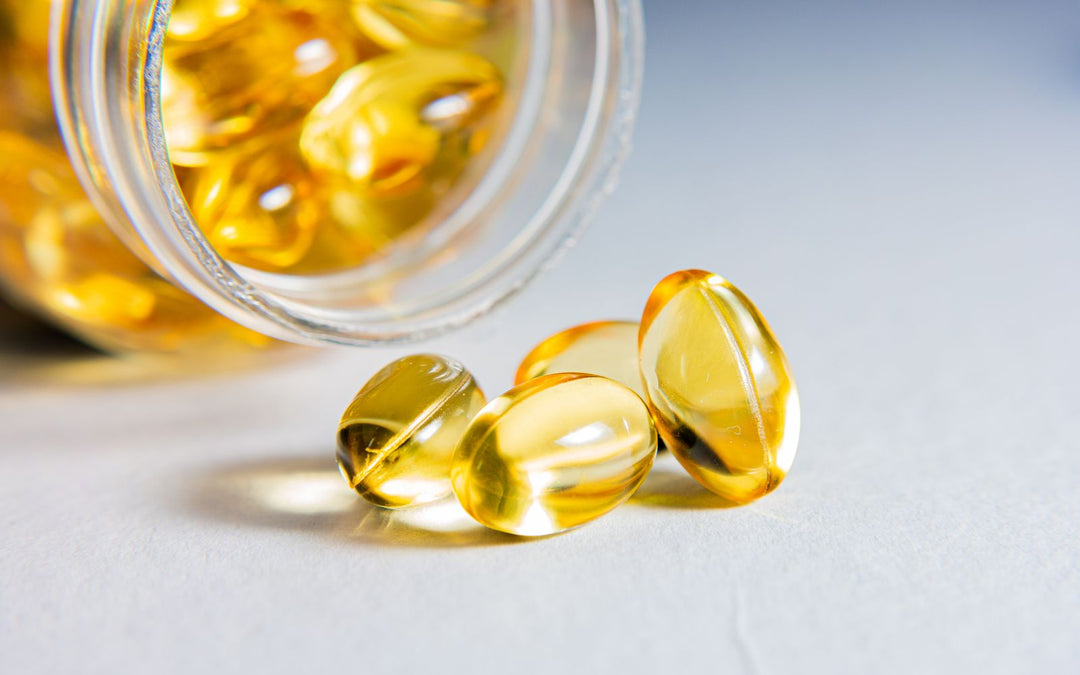 Capsules molles transparentes sorties d'un bocal en verre