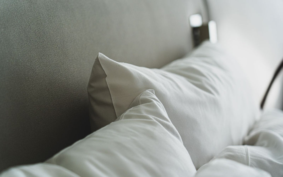 Oreillers et linge de lit blancs