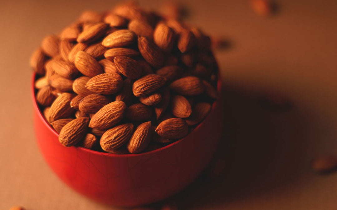 Amandes dans un bol rouge, aliment riche en magnésium
