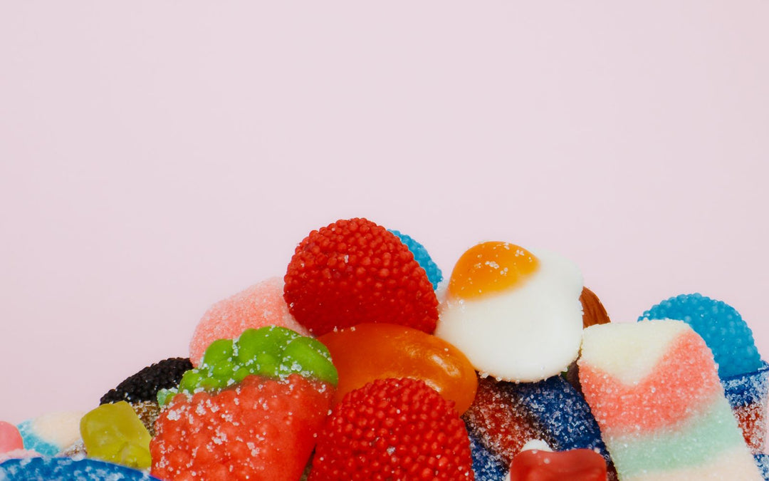 Bonbons gélifiés sucrés sur fond rose