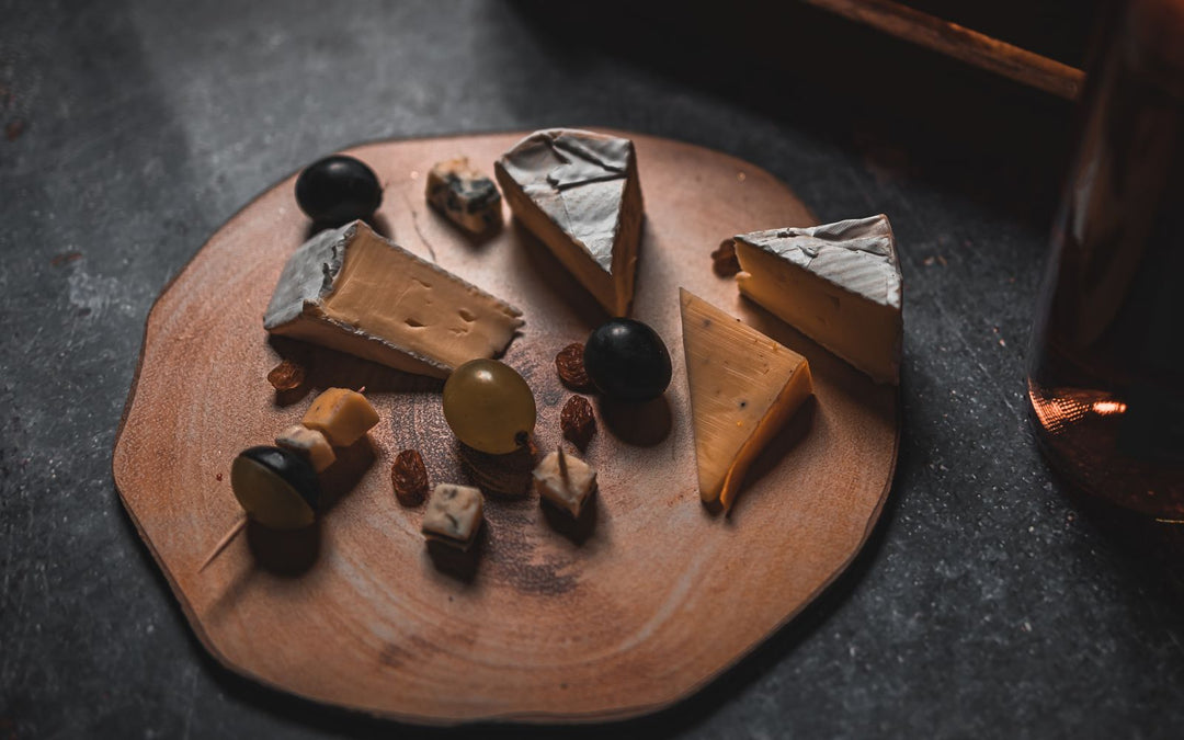 Plateau de fromages, noix et raisins