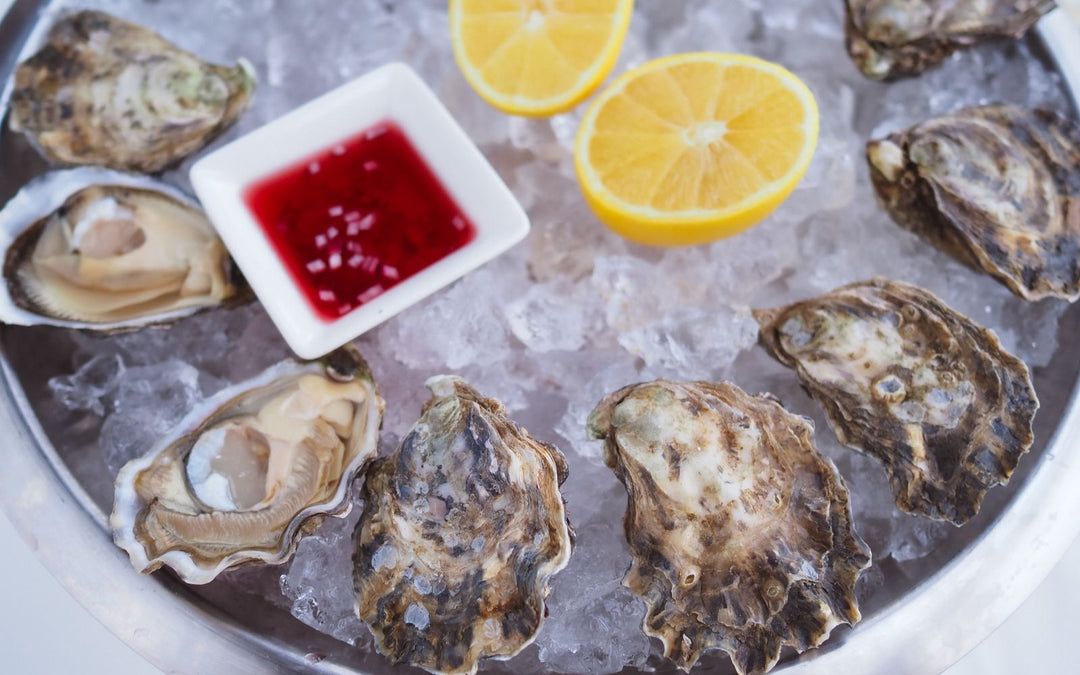 Huîtres sur glace avec du citron, source de zinc