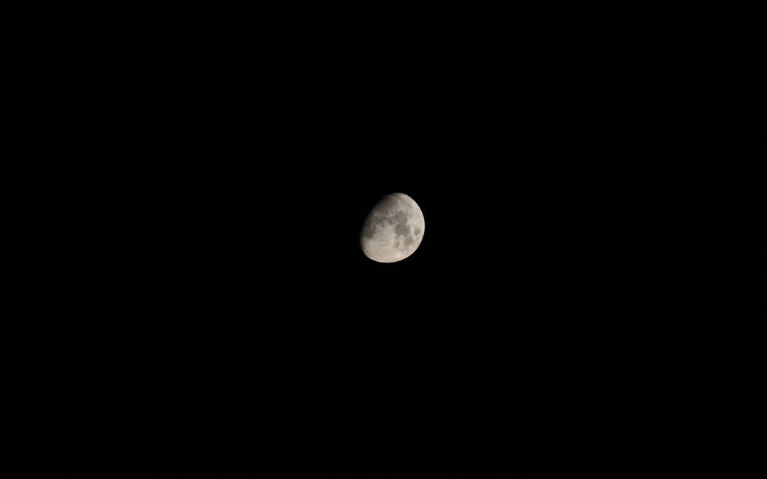 Croissant de lune dans le ciel noir