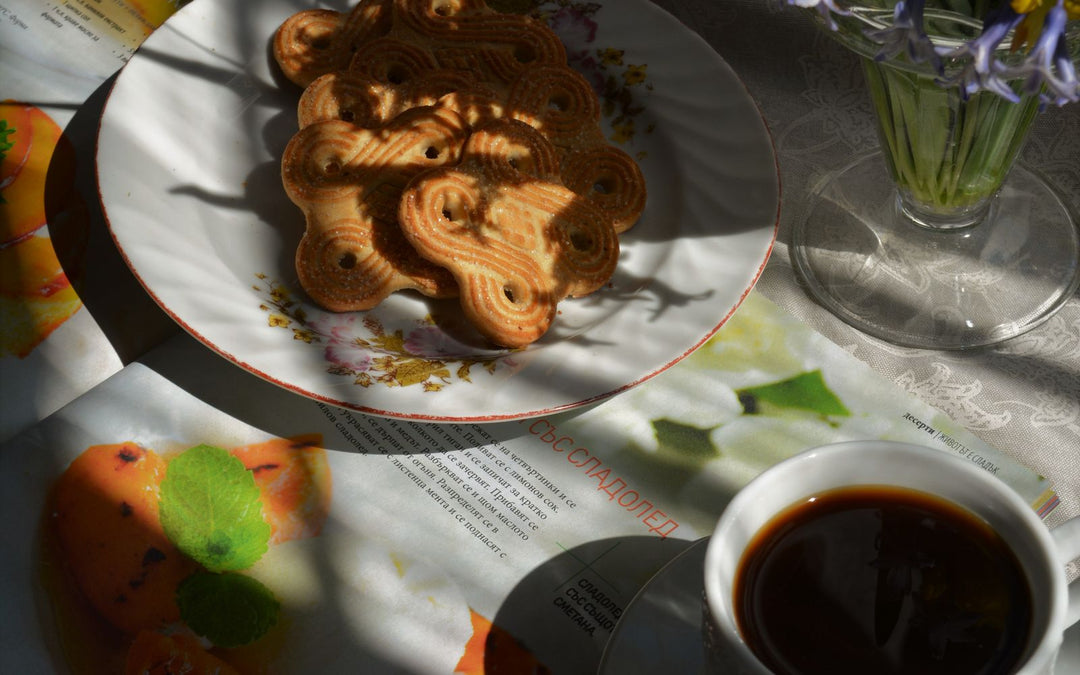 Petit-déjeuner au soleil avec café, biscuits et fleurs