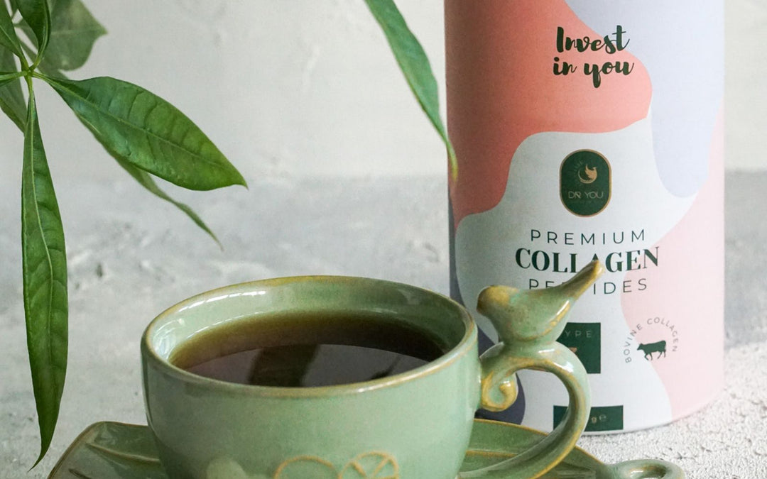 Boisson chaude au collagène en poudre dans une tasse en céramique