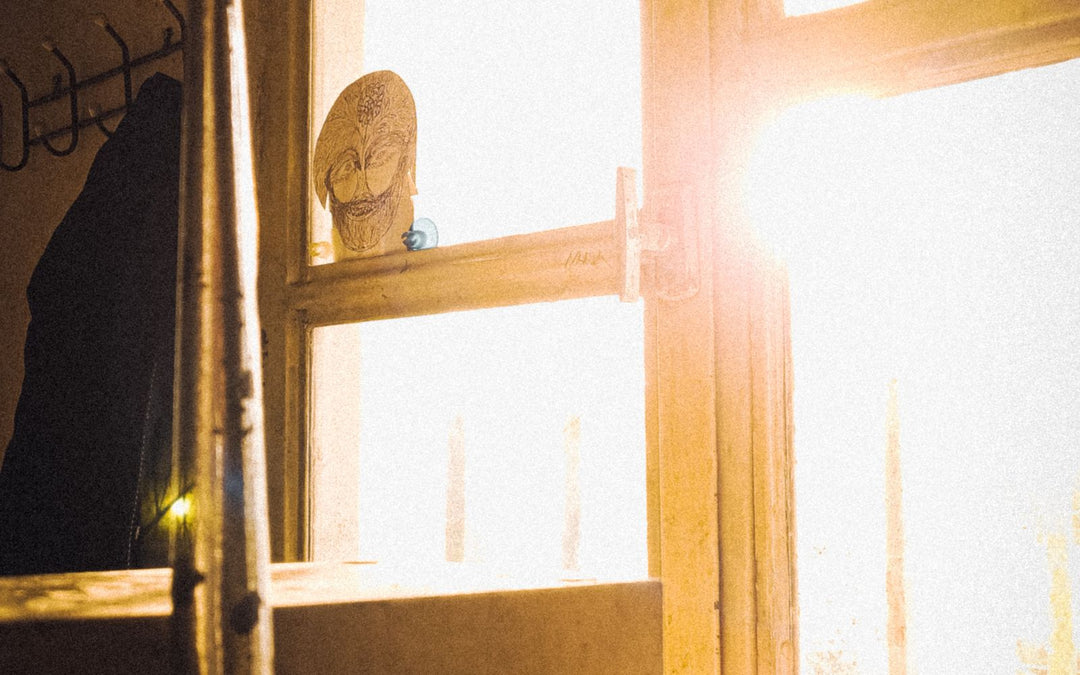 Lumière du soleil entrant par une fenêtre