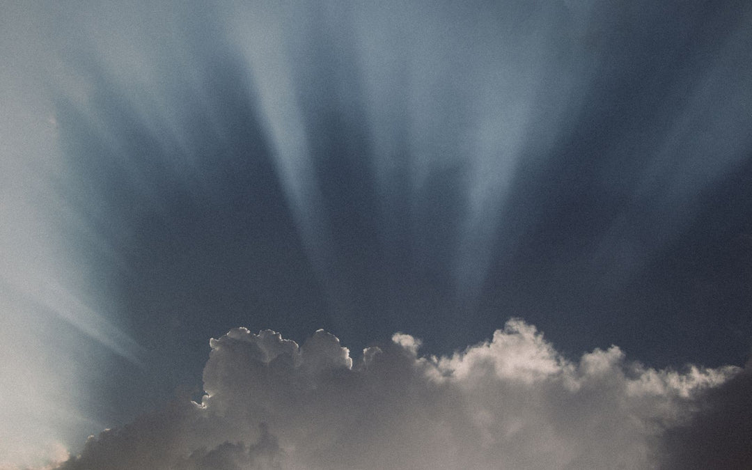 Rayons de soleil à travers les nuages