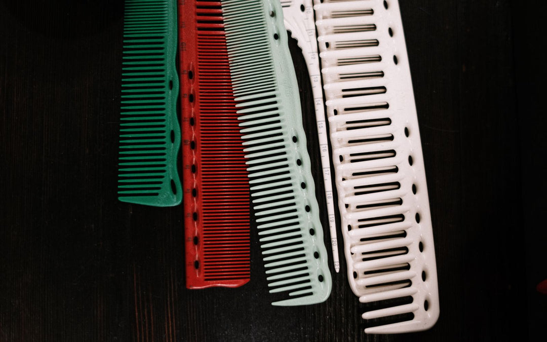 Peignes en plastique de couleur sur fond sombre