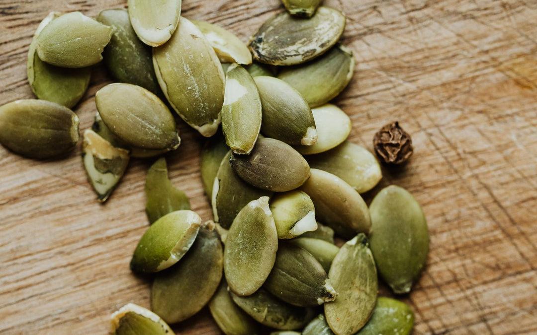 Graines de courge sur une planche en bois, source de zinc