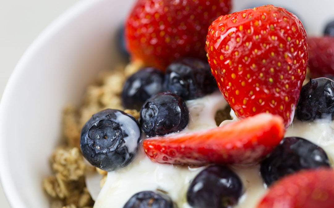 Bol de yaourt avec myrtilles, fraises et granola