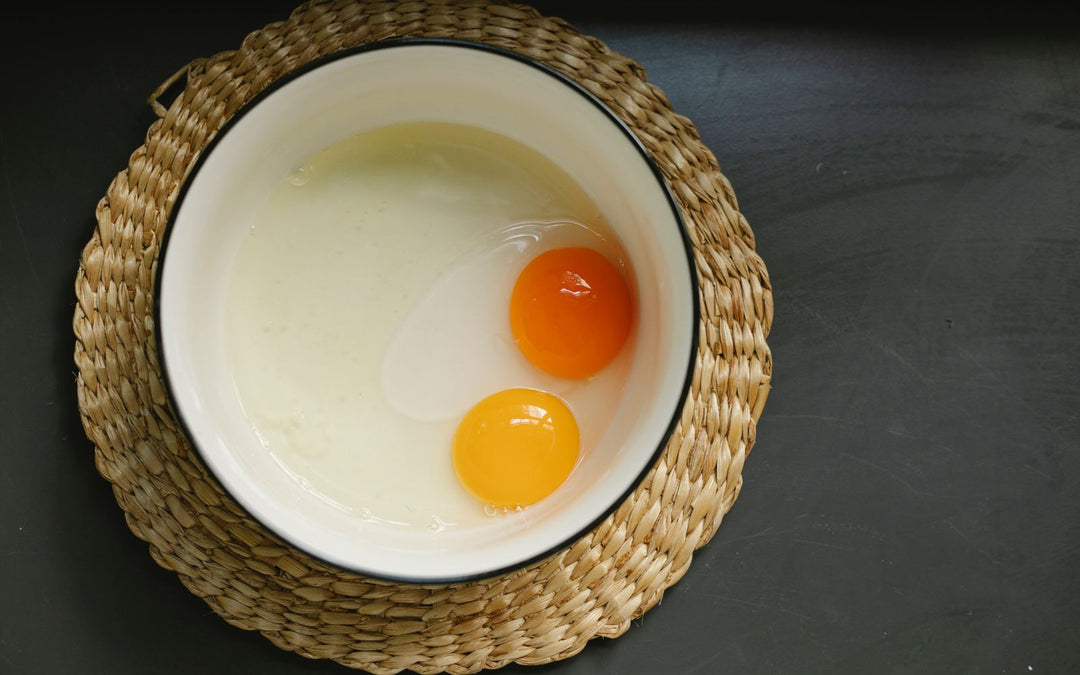 Jaunes d'œufs crus dans un bol