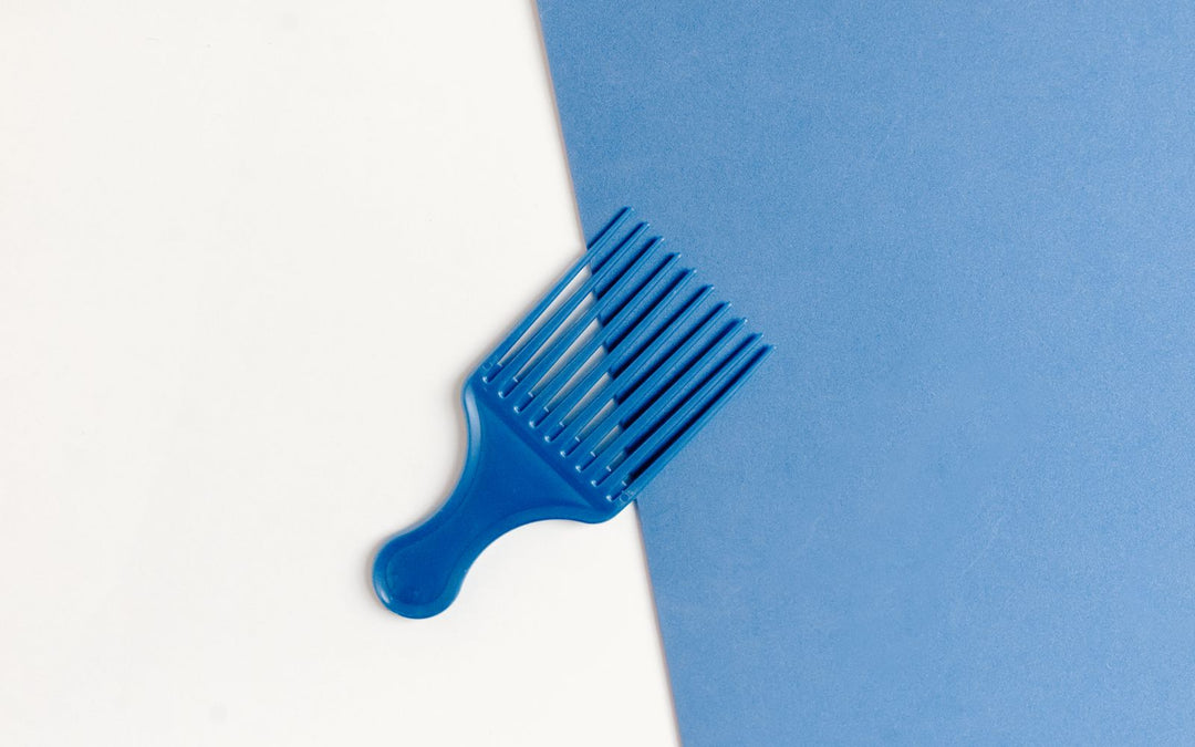 Peigne bleu sur fond blanc et bleu