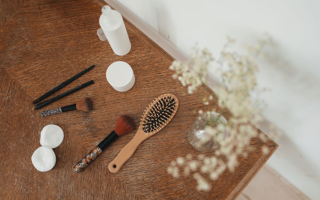 Accessoires de coiffure sur une table en bois avec des fleurs