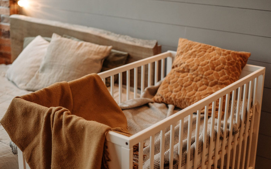 Lit de bébé blanc avec couvertures